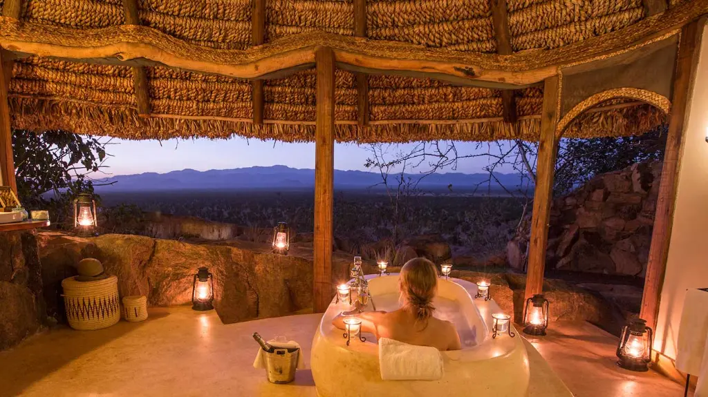 Elsa-s-Kopje---accommodation---private-house---master-bedroom---bath.webp
