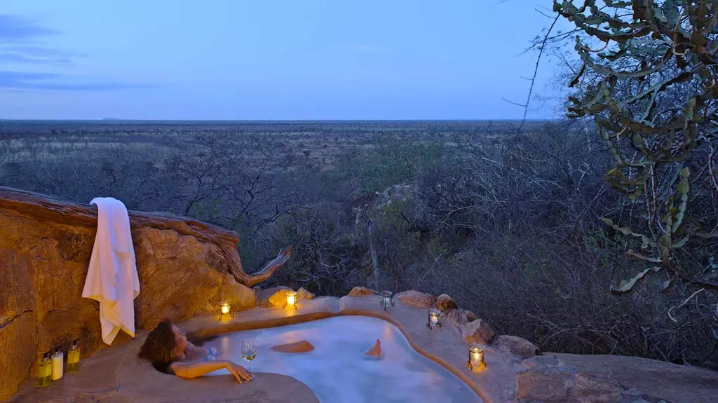 Elsa-s-Honeymoon-Cottage-outdoor-bath.webp