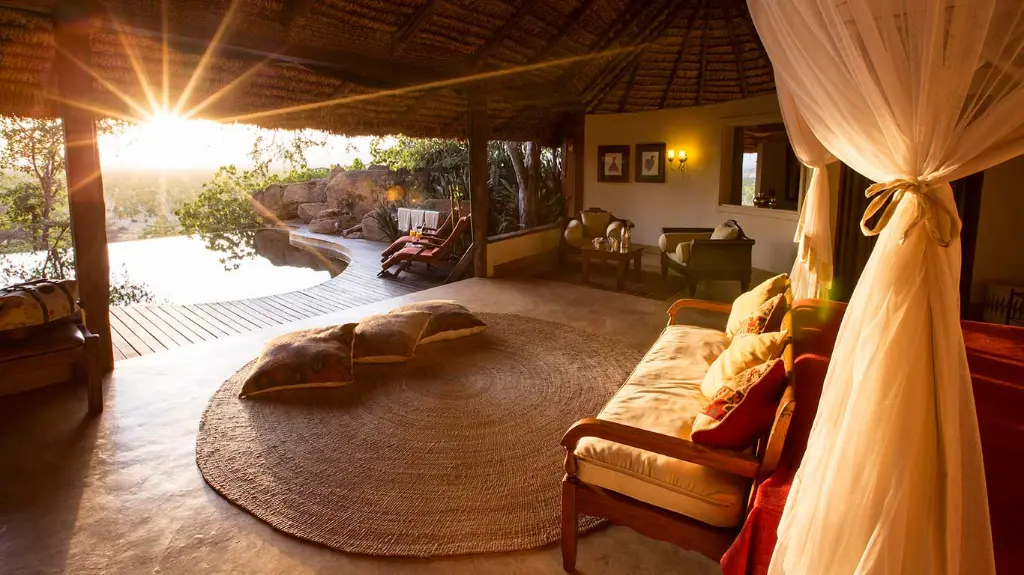 Elsa-s-Kopje---accommodation---private-house---master-bedroom-&-swimming-pool--3.webp