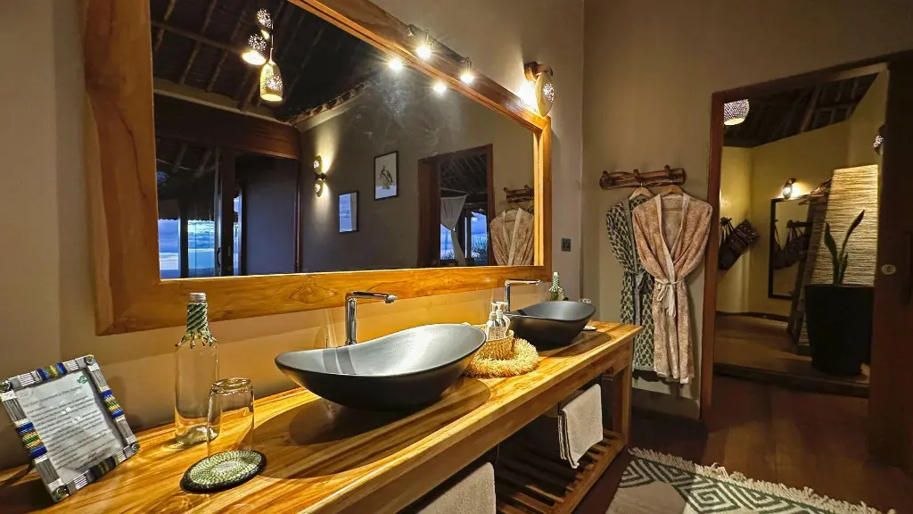 ADS-LB-Luxury-Suite-Bathroom-1-1920x1080-1.webp