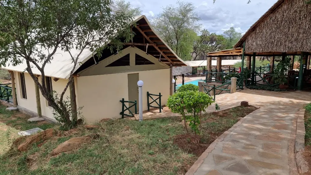 Safarike_Man_Eaters_Lodge_Tent1.webp